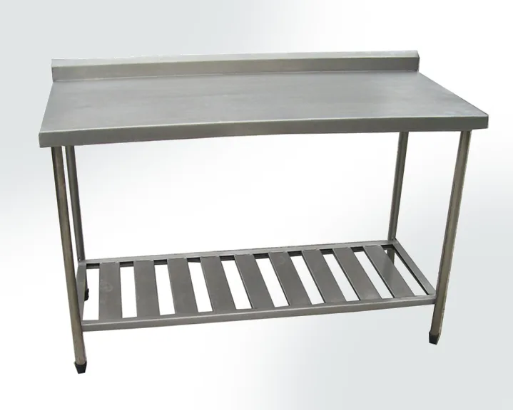 Mesa com prateleira grelhada