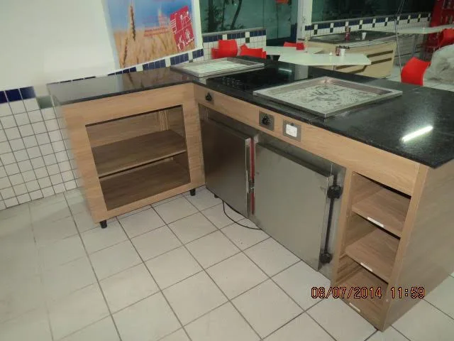 Mesa de trabalho em inox